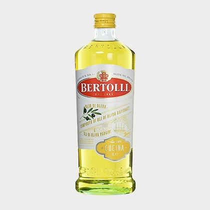 Bertolli Brat-Olivenöl aus Itlaien in transparenter Flasche und grauer Hintergrund.