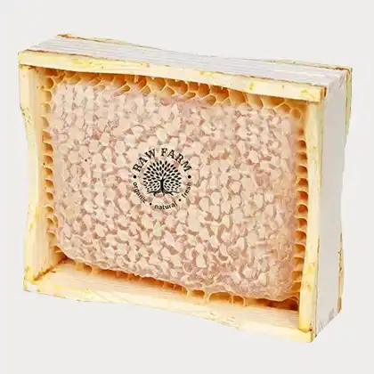 Honig mit Wabe, weißer Hintergrund. Man kann die Honigwabe essen. Das Bild verlinkt zu Amazon in den Bereich: Honigwaben kaufen