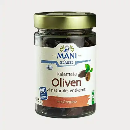 Mani Oliven als Productshot. Besucher können diese Kalamata Oliven kaufen. Grauer Hintergrund, im Glas zum Kaufen angeboten