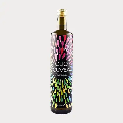 ligurisches Olivenöl bzw. Taggiasca Olivenöl der Marke Olio Cuvea als Productshot, grauer Hintergrund, Zu kaufen bei Amazon