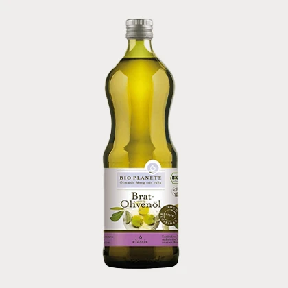Natives Olivenöl zum Braten, Hochwertiges Olivenöl von Bio Planete zum Braten. Productshot, grüne Flasche, grauer Hintergrund,