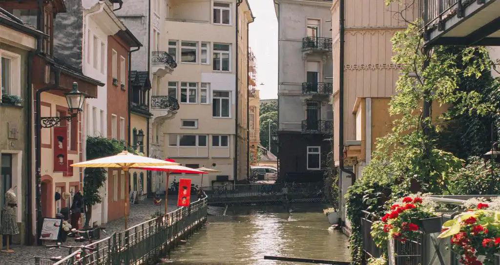 Kleiner Fluss in Freiburg, die Stadt mit der freien Energie