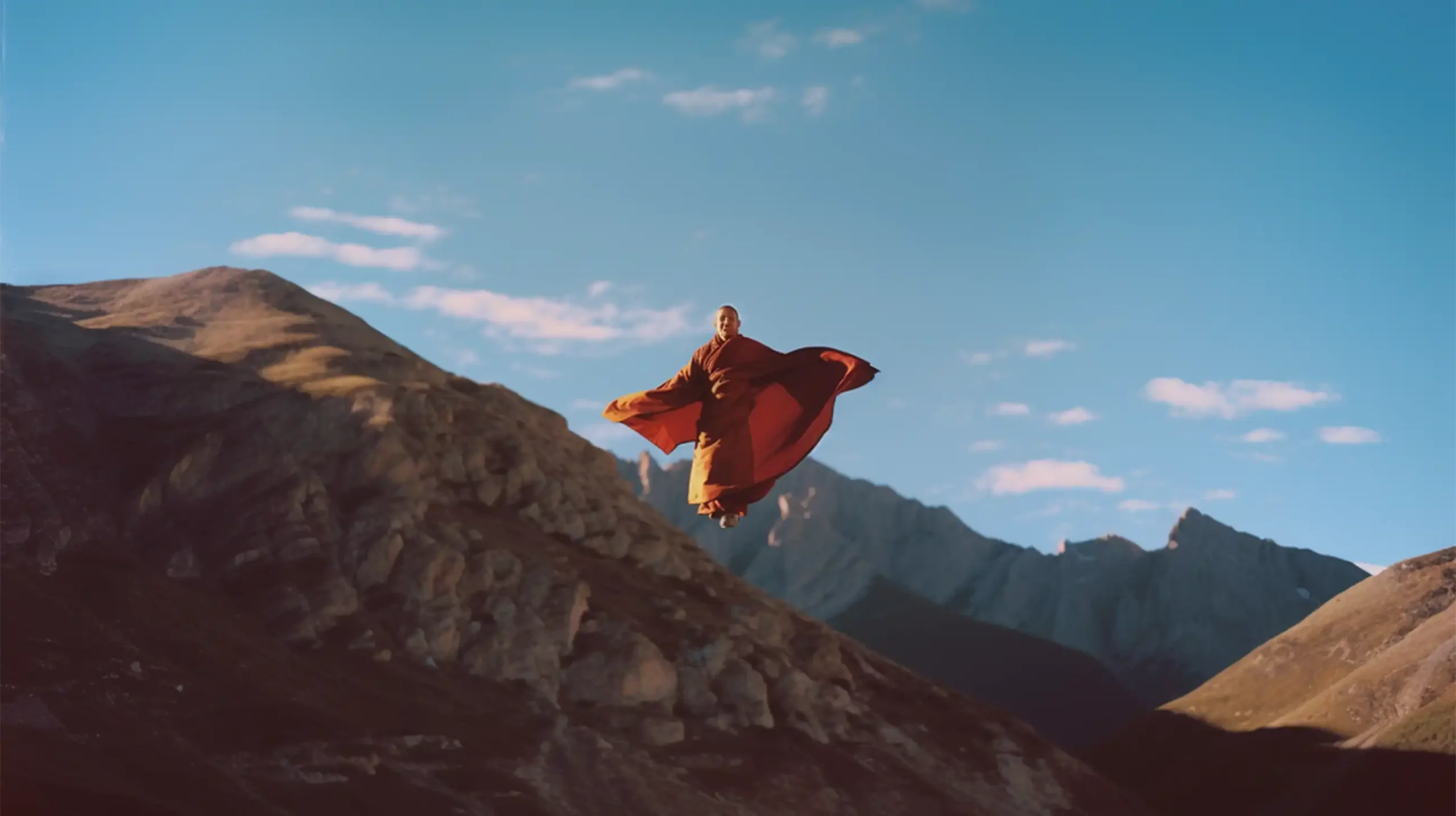Karmapa oberhaupt Karma-Kagyü-Linie des Buddhismus aus Tibet fliegt in einer tibetischen Lanschaft mit Bergen in der Luft