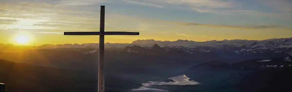 Slowenische Kreuz steht in den Bergen bereit für den Philosoph Slavoj Žižek