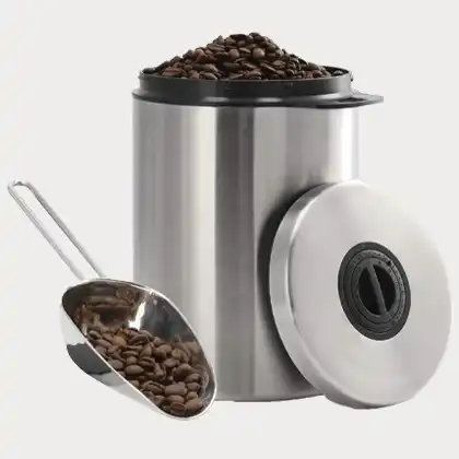 Professionelle Kaffeedose aus Edelmetall für das Thema Kaffee frisch und Kaffee Frische. Daher frisch gerösteter Kaffee, zum Erhalt der frische Kaffeebohnen bezüglich frisch gemahlener kaffee