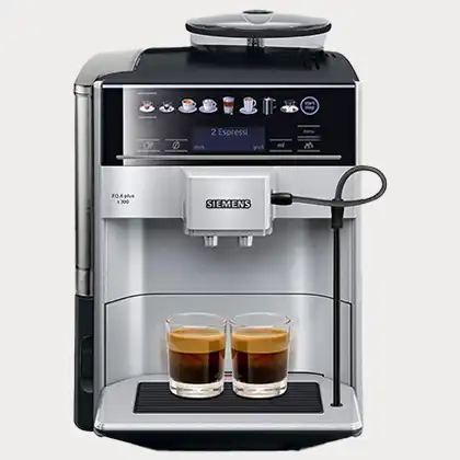 Kaffeevollautomat für Barista mit zwei Tassen Kaffee, untersucht die Kaffee Wirkung bzgl. ob Espresso gesund Malzkaffee gesund ist oder Koffein gesund und schwarzer Kaffee gesund ist