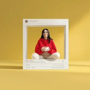 Frau sitzt in einem übergrßen Handy-Display, symbolisiert das Thema KI Kurzfilm Social Media. und KI Film Agentur für Social Media