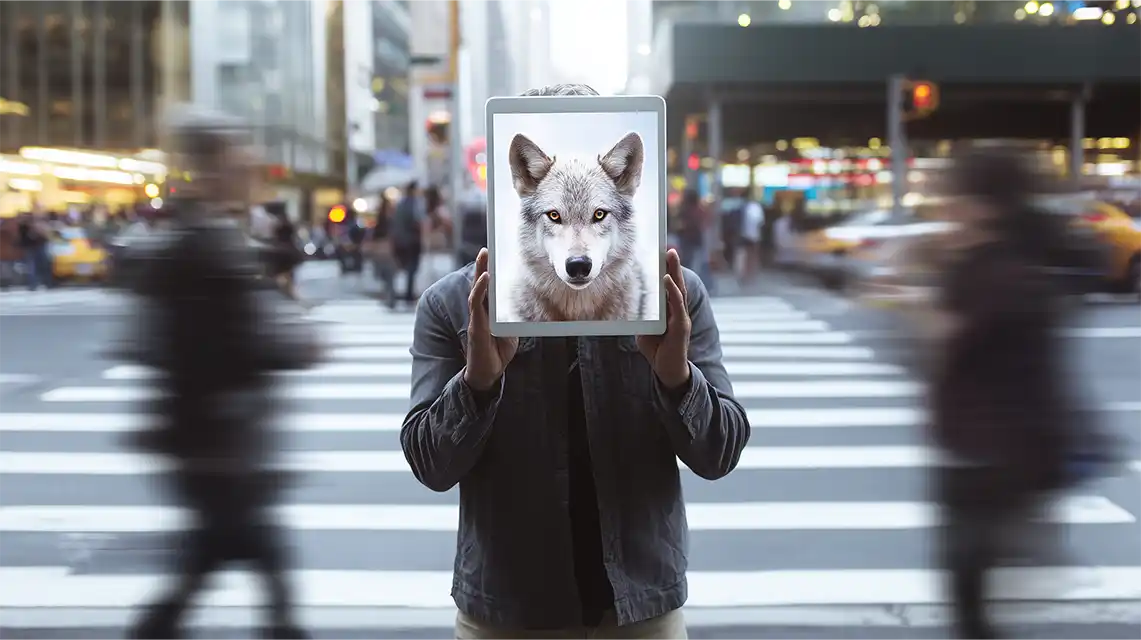 Mann mit übergroßem iPad worauf ein Wolfskopgf ist , symbolisiert das Thema KI Social Media Film und KI Film Agentur für Social Media